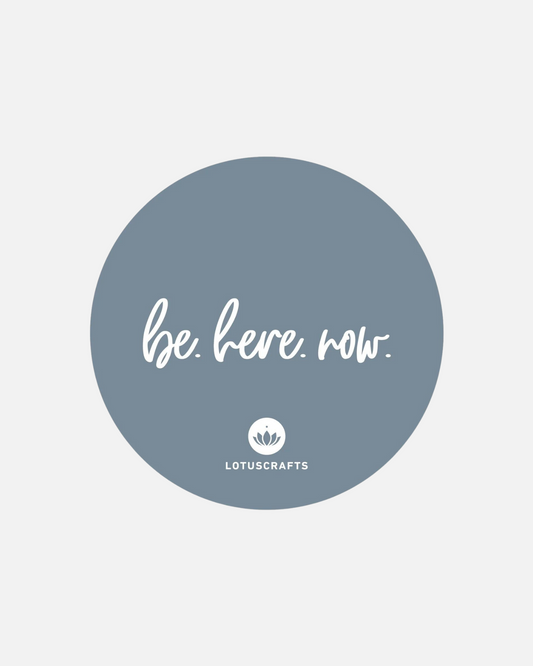 Yogamatten-Sticker "be here now"